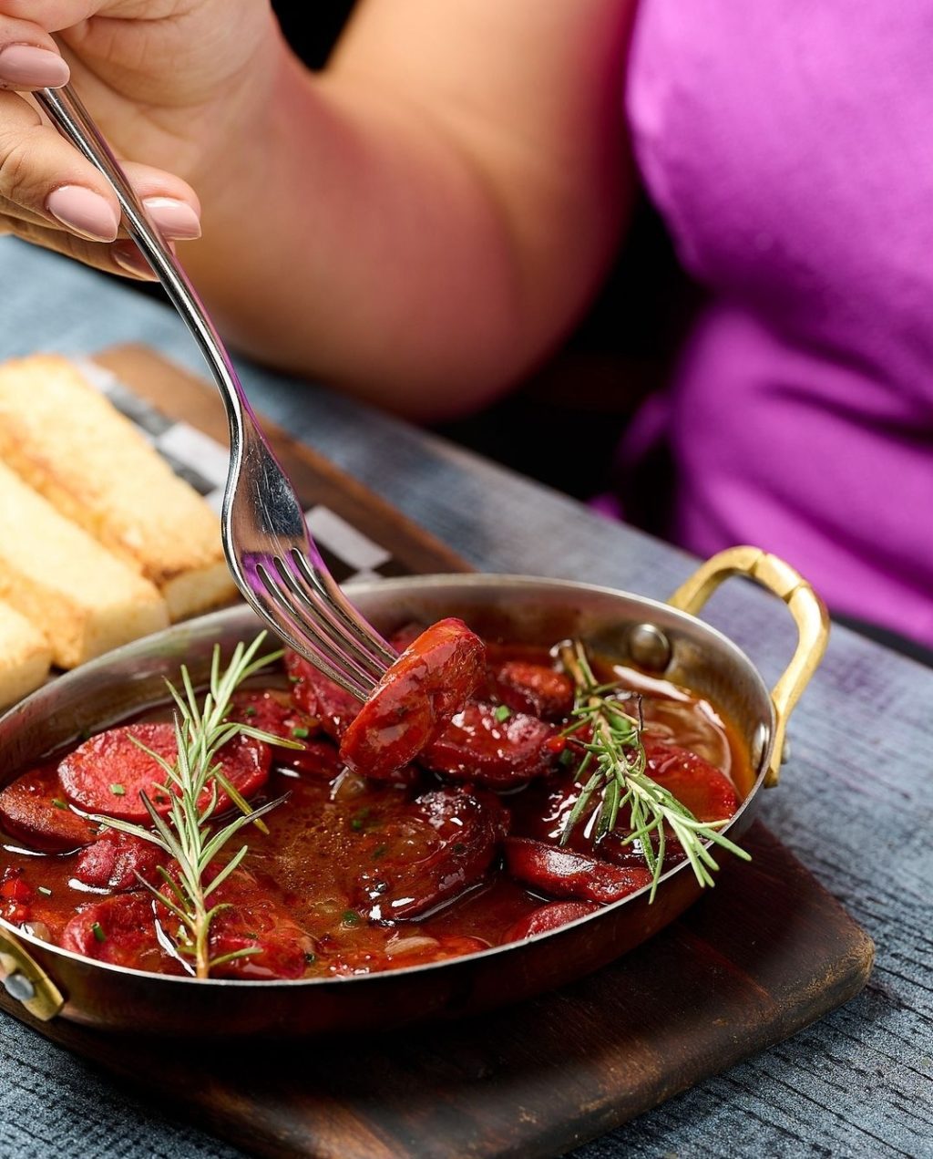 Noah-santiago-chorizo-al-vino.jpg