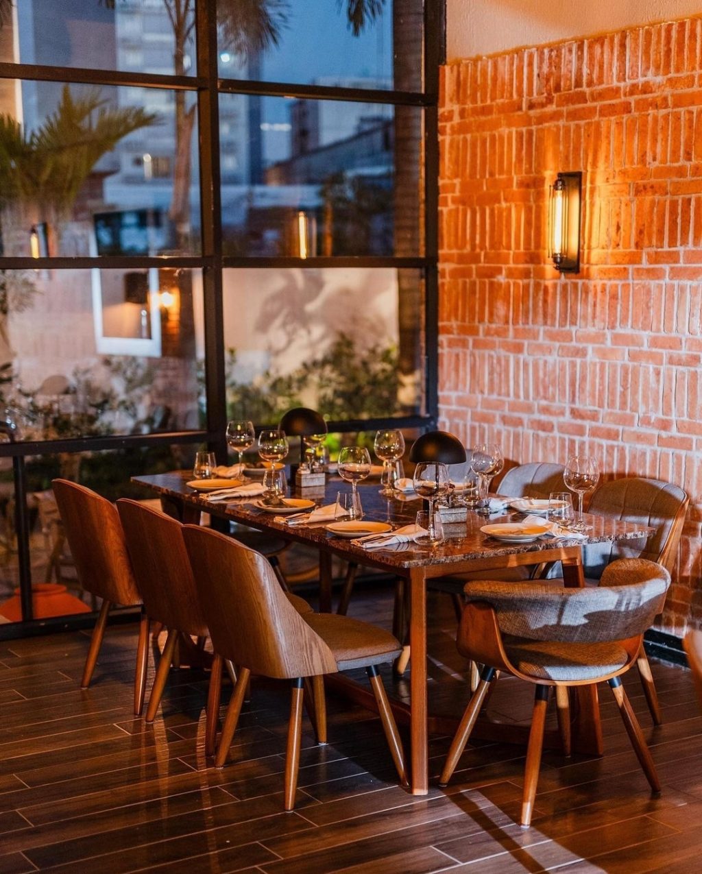 Gijon-restaurante-mesas-interior.jpg