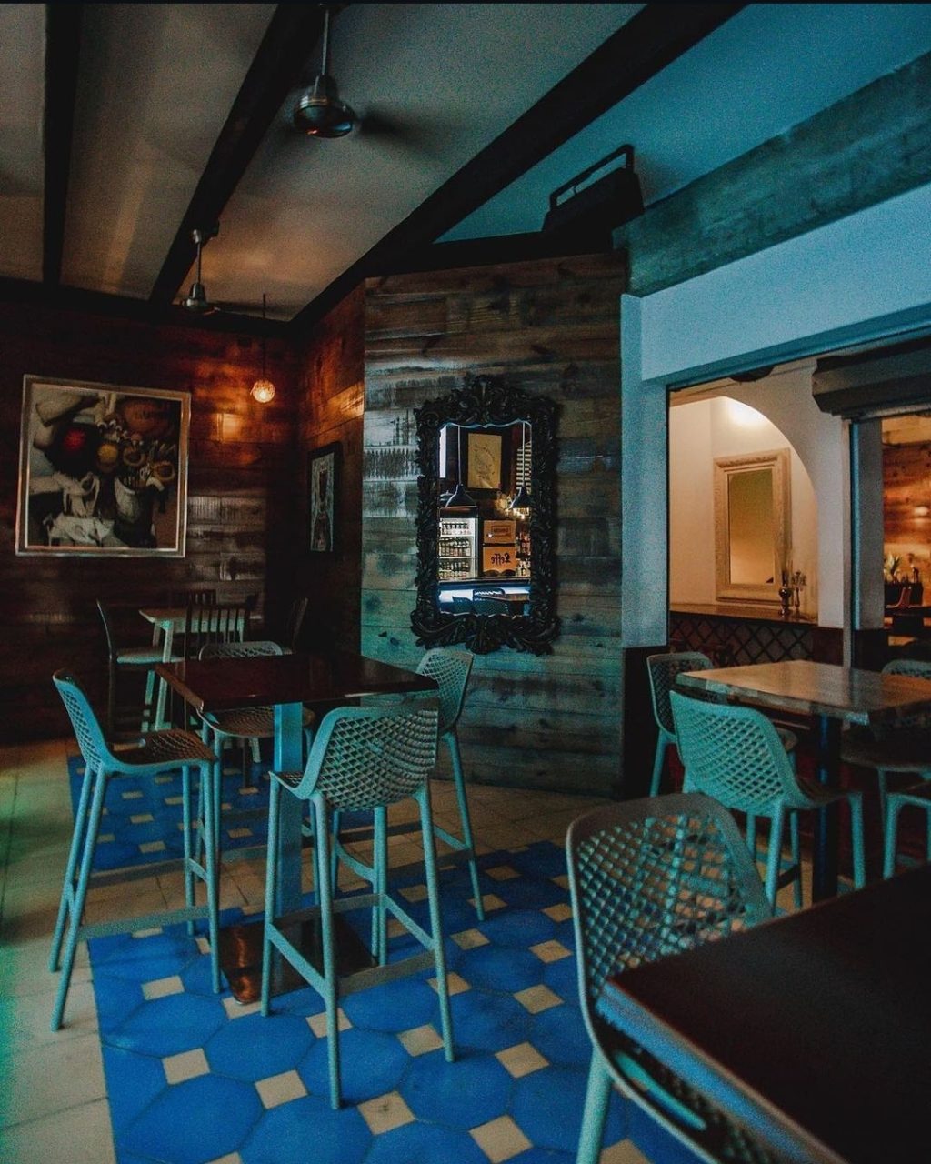 Local3-bar-interior-mesas.jpg