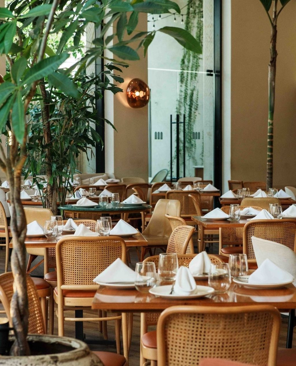 Lila-restaurante-mesas-interior.jpg