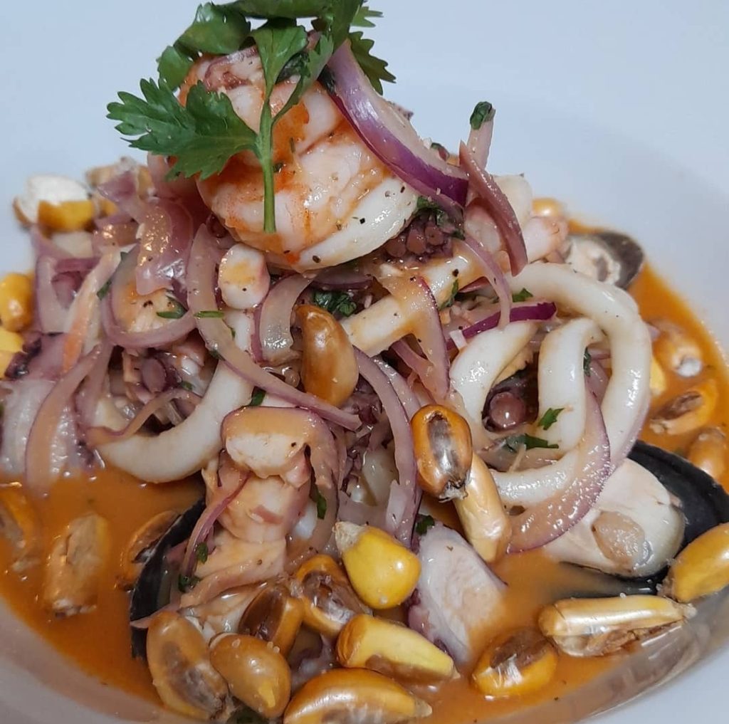 Tiro-libre-ceviche-calmar-camarones.jpg