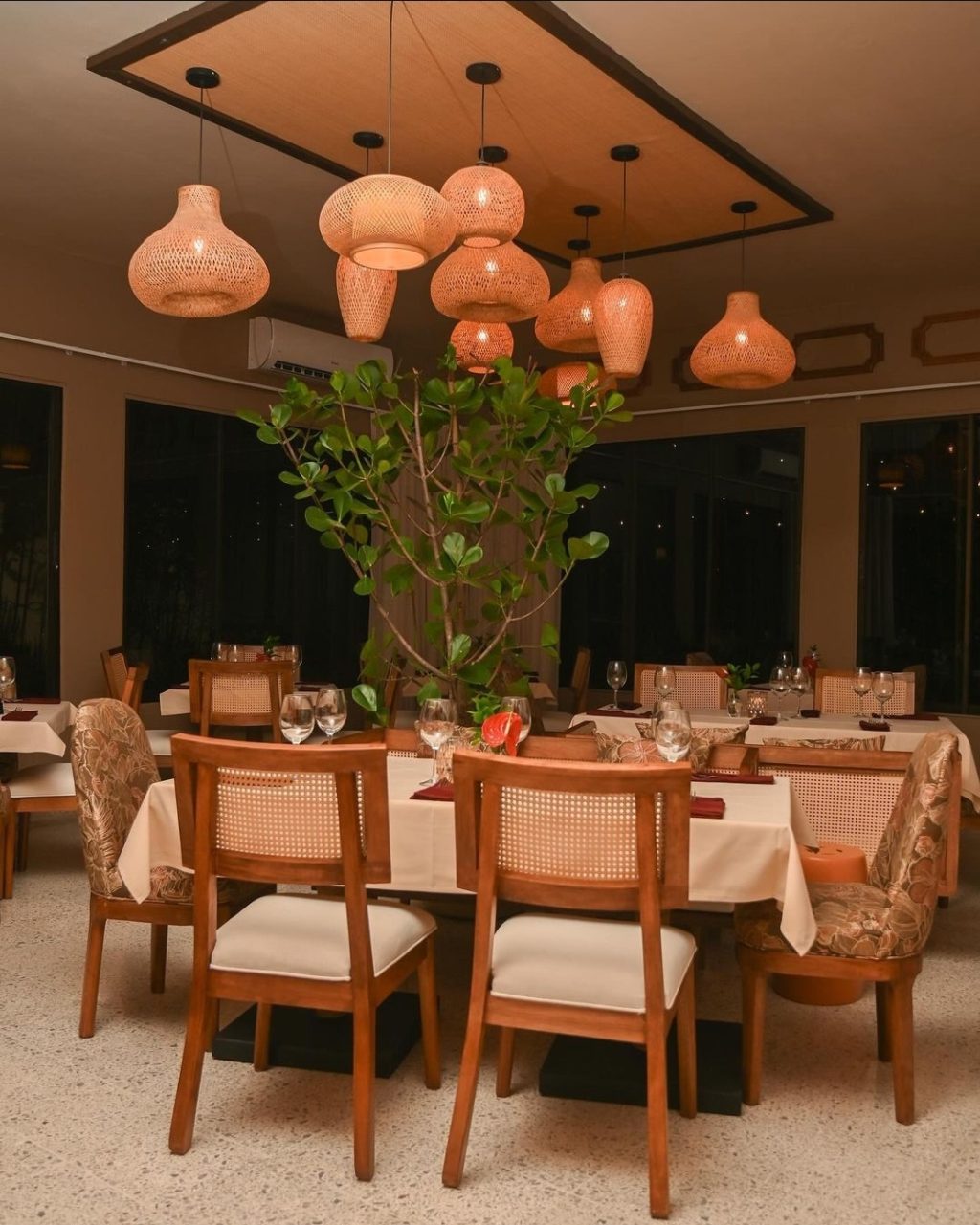 Pa-stela-restaurante-mesas.jpg
