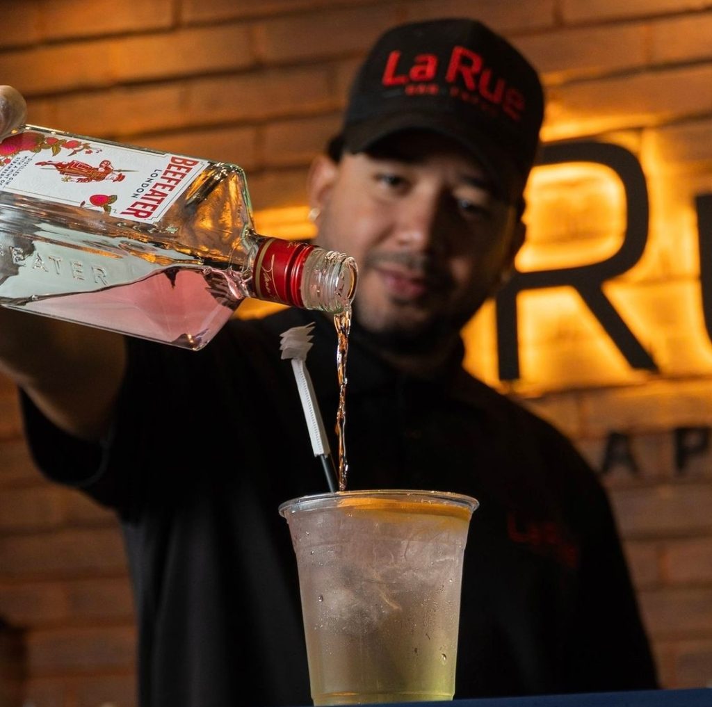 La-rue-bar-trago-barman.jpg