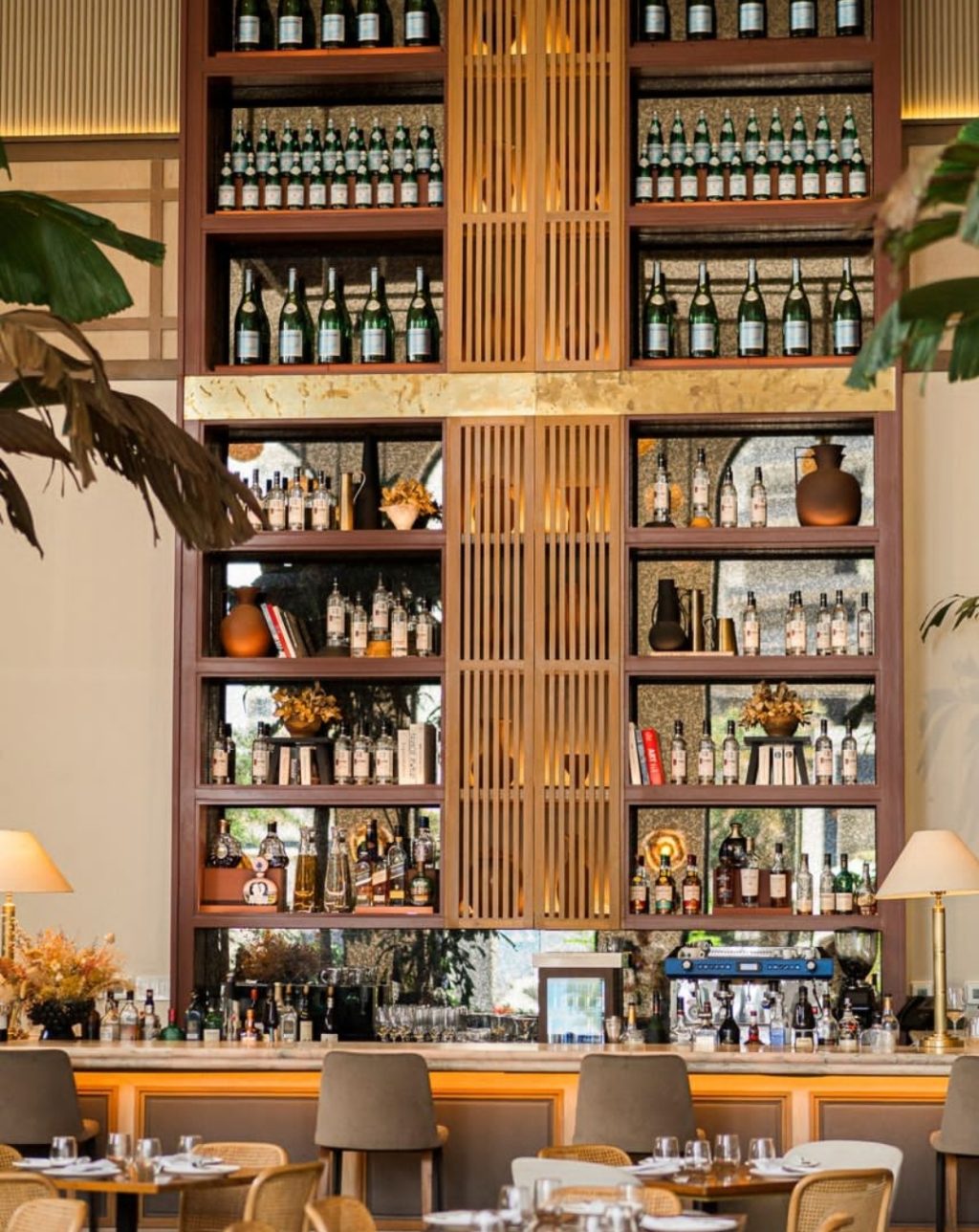 Lila-restaurante-bar-interior.jpg