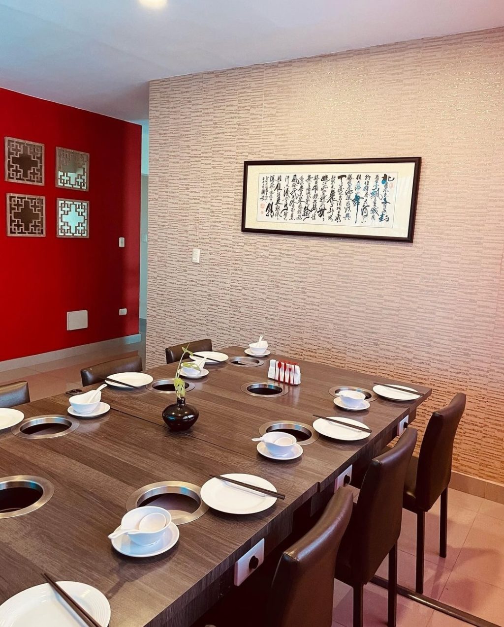 First-pot-shabu-shabu-mesas-interior.jpg