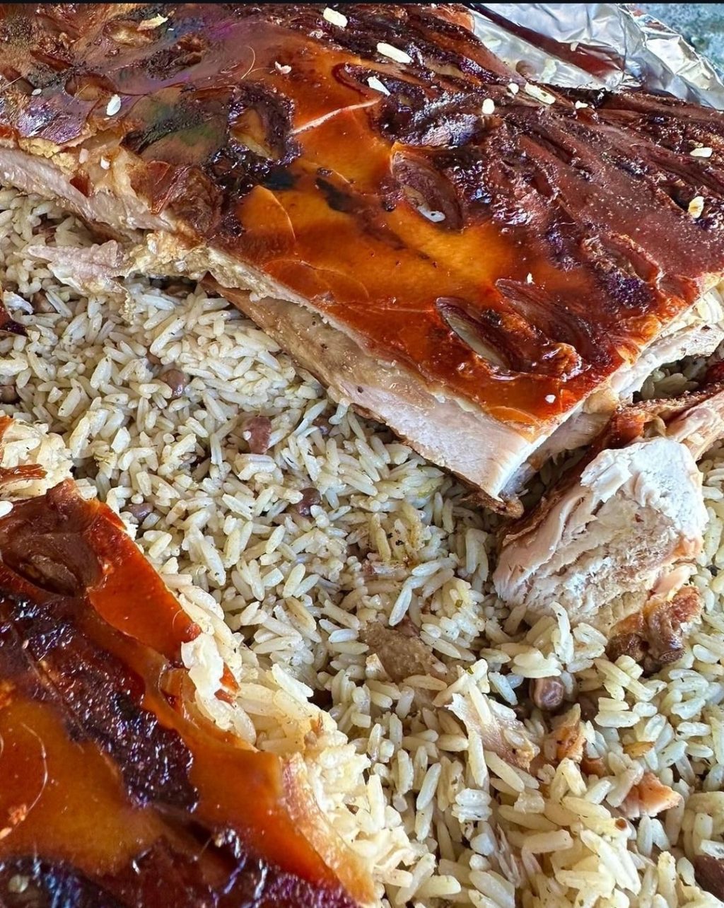 Titi-cerdo-caja-china-moro-guandules-min.jpg