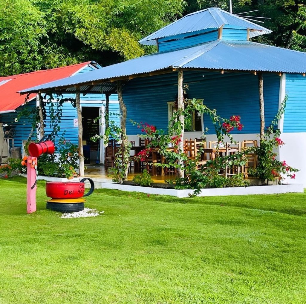 Cafe-del-yaroa-casita-mesas.jpg