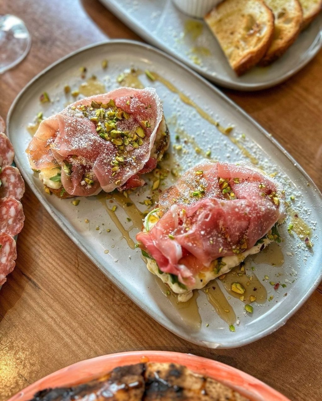 Ilcaminetto-bruschetta-pesto-prosciutto.jpg