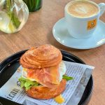 Olor-a-cafe-taza-croissant.jpg